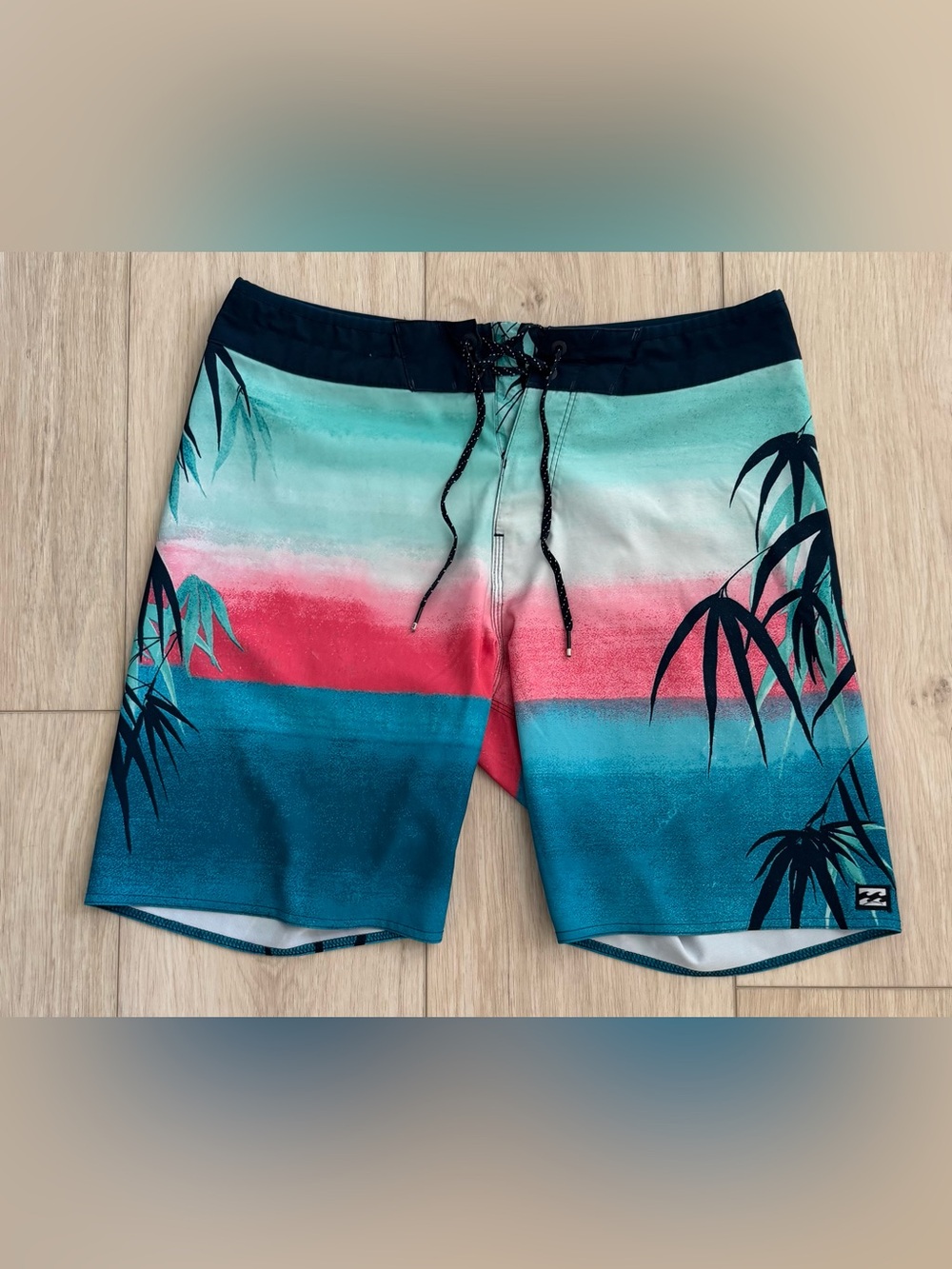Billabong men’s size 31 Airlite Recycler Board shorts swim trunks palm trees